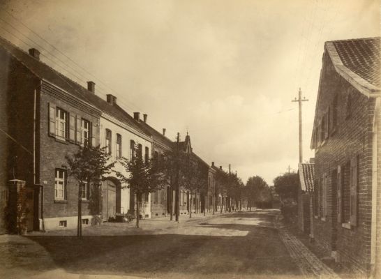 Büttgen, Gladbacher Straße, Die Gladbacher Straße noch ohne Straßenbeleuchtung um 1919, mit Blick in östlicher Richtung. 1909 wurden die einzelnen Häuser an das Stromnetz angeschlossen.