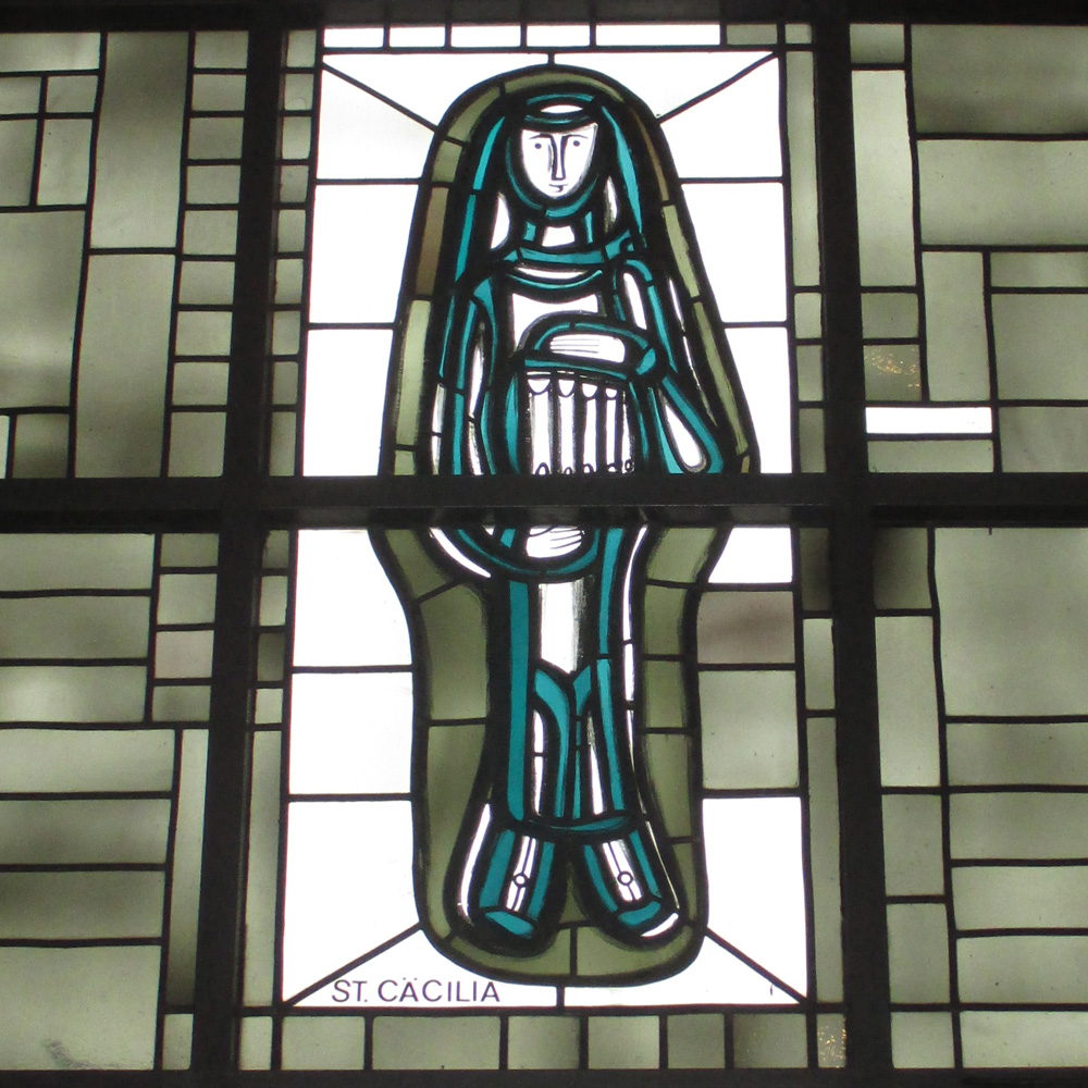 Büttgen, Cäcilienstraße; Ein Kirchenfenster der neuen Pfarrkirche St. Aldegundis zeigt die Heilige Cäcilia
