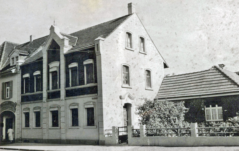 Büttgen, Driescher Straße, Wohnhaus Landhandel Peter Küppers in den 1950-Jahren, rechts im Bild das kleine Gebäude war das Büro der Firma