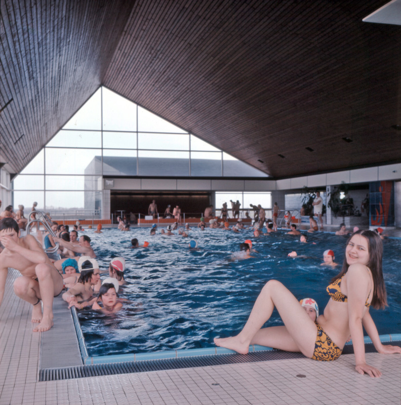 Büttgen, Olympiastraße, Seit ihrem Bau im Jahre 1972 wird die Büttgener Schwimmhalle nicht nur für den Vereinssport, sondern auch gerne für den Schul- und Freizeitsport genutzt; so wie von Herta Peters kurz nach der Eröffnung.