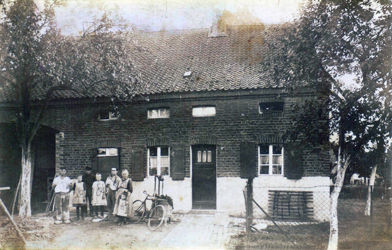 Driesch, Driescherfeld, Wohnhaus der Familie Vossenkuhl. Hier war für viele Jahre die Ziegen-Bockstation mit bis zu 10 Böcken des 1907 gegründeten Ziegenzuchtvereins Büttgen eingerichtet.