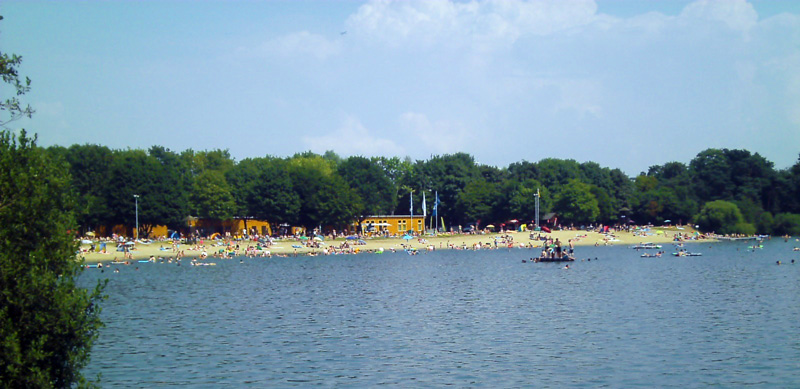 Kaarster See; Gern genutzt bei hohen Temperaturen: Das Freibad am Kleinen Kaarster See im Sommer 2013
