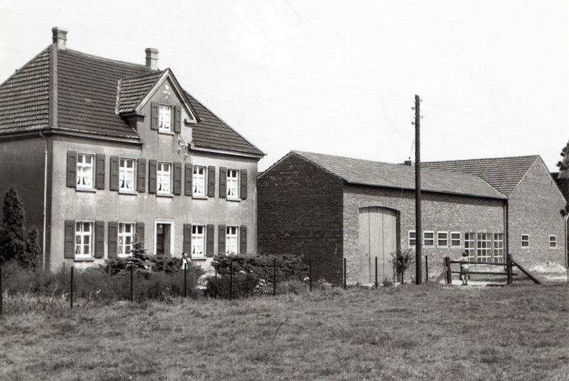 Bauernhof der Familie Pützhoven, um 1955 (Stadtarchiv Kaarst D 3-3 Nr. 885 – Fotograf: unbekannt – Bildgeber: Josef Johnen)