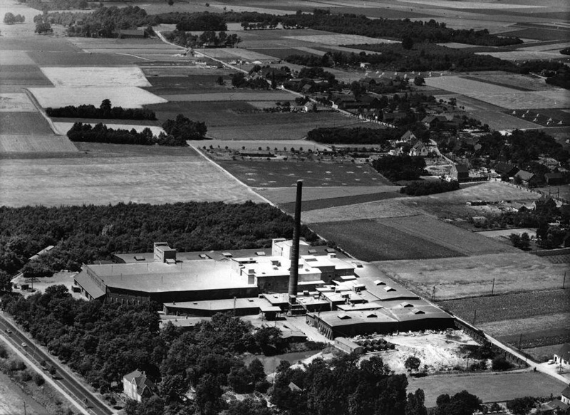 Luftaufnahme der Düngemittelfabrik Stodiek an der Neersener Straße um 1960 (StA Kaarst D3-3 Nr. 317)