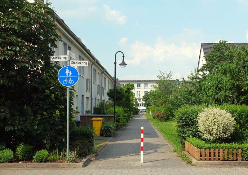 Blick vom Stodiekring in den für den Verkehr gesperrten Verbindungsweg zur Friedrich-Ebert-Straße und weiter zum Stodiekring (StA Kaarst D3-3 Nr. 333)