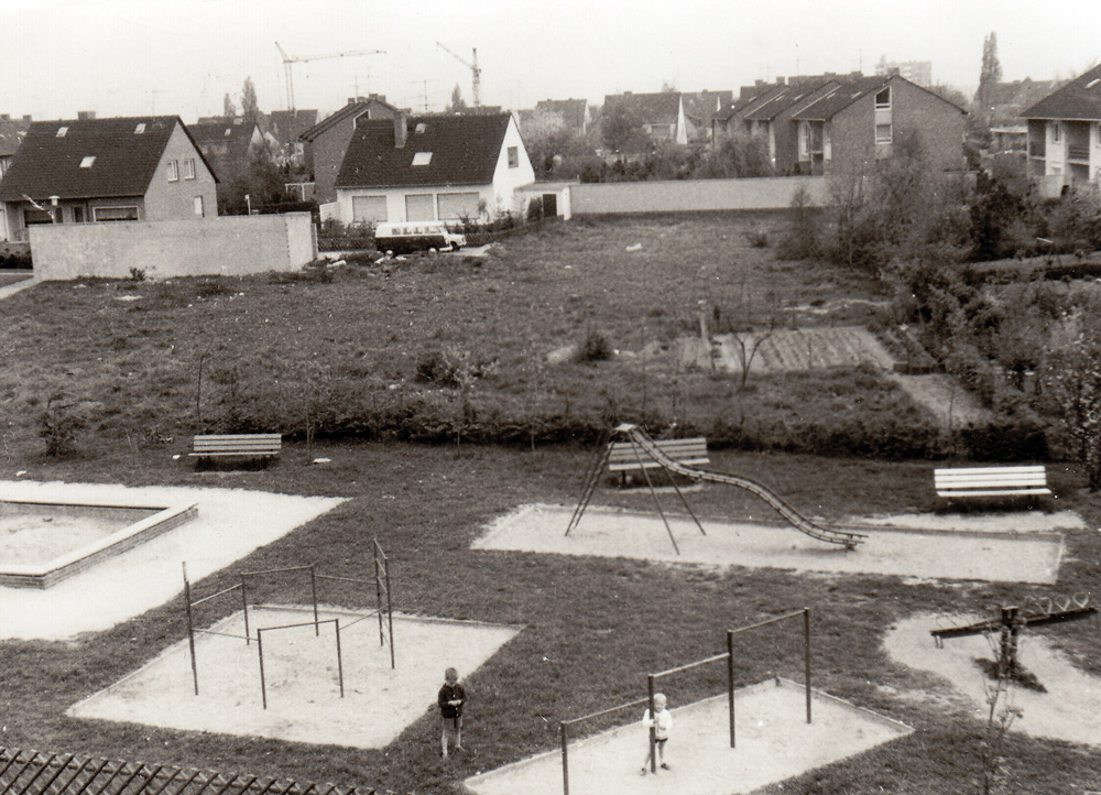Kaarst, Badeniastraße, Die ersten Spielgeräte auf dem neuen Spielplatz an der Badeniastraße in 1969