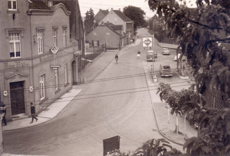 Kaarst, Büdericher Straße, Blick in die Büdericher Straße: links die Gastwirtschaft Weyers / Motes, daneben die alte Sattlerei Gammersbach und das Webers-Haus, auf der rechten Seite die Tankstelle