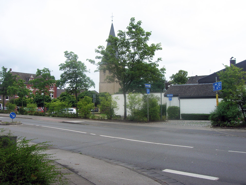 Kaarst, Giemesstraße, Die heutige Ansicht der ehemaligen Friedhofstraße nach dem Abriss der alten Häuser