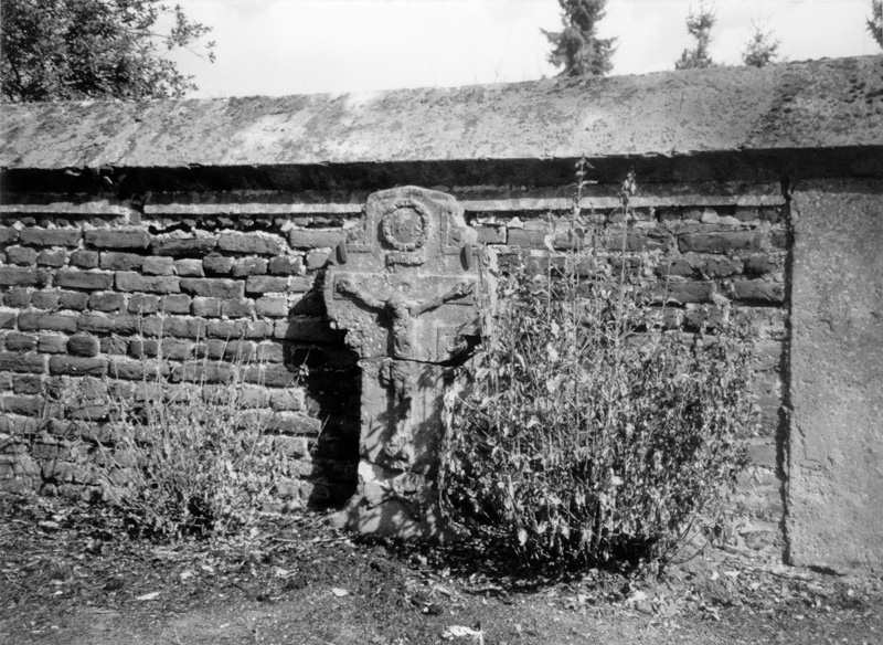 Kaarst, Jungfernweg, Einer der alten Grabsteine, die vom Friedhof entfernt und an der Nordseite von Alt-St. Martin aufgestellt wurden.