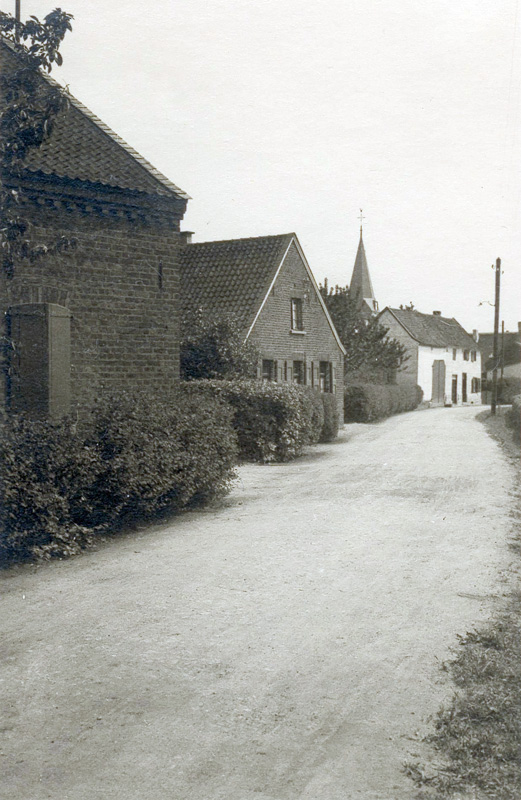 Die Karlsforster Straße in Höhe des Pastorats mit Blick auf die alte Martinuskirche um 1930 (StA Kaarst D 3-3 Nr.143)