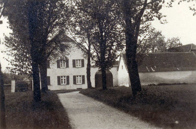 Blick durch die sogenannte Pastorsallee auf das alte Pastorat mit Nebengebäuden. Das Foto wurde in den 1930er Jahren vom damaligen Pastor Collings aufgenommen (StA Kaarst D 3-3 Nr. 145)