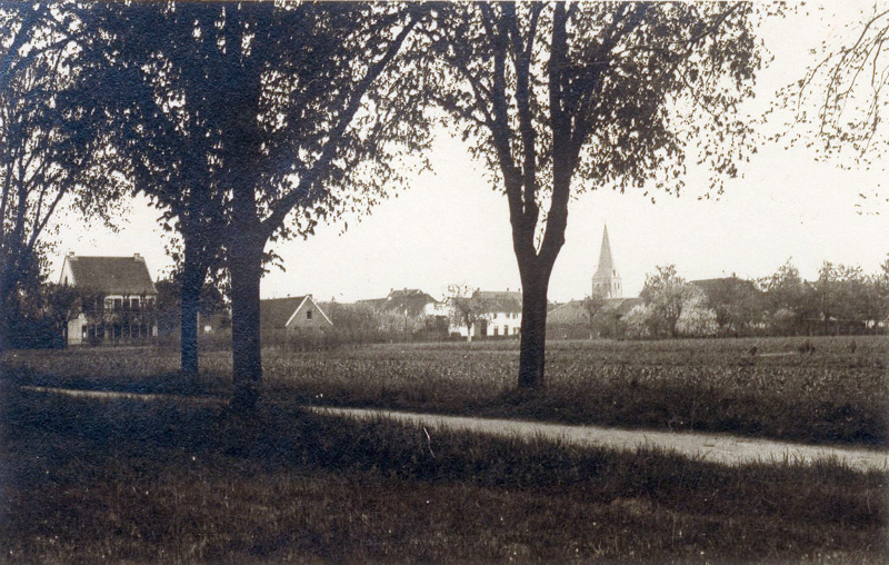 Die Alte Vikarie in den 1930er Jahren. Im Vordergrund die sogenannte Pastorsallee (Ausschnitt aus StA Kaarst D 3-3 Nr. 388)