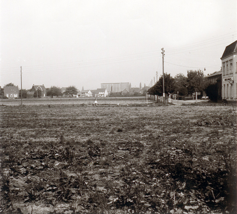 Kaarst, Maubisstraße; Blick von der Alten Heerstraße 1958 Richtung Altes Dorf. Rechts liegt der Maubishof, im Hintergrund der Neubau der Pfarrkirche, noch ohne Turm.