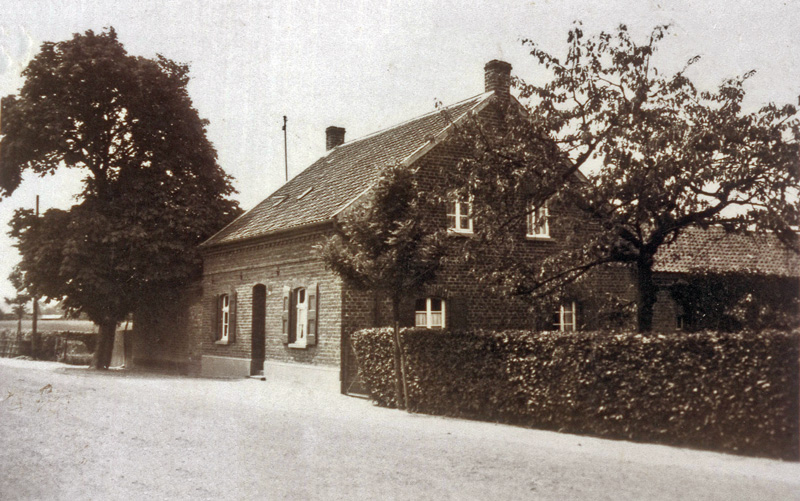 Kaarst, Maubisstraße; Das Haus der Bäckerei Schop 1939 mit dem im Text erwähnten Kastanienbaum (StA Kaarst D3-3-100).