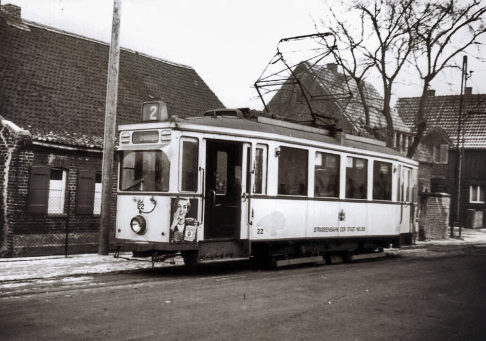 An der Endhaltestelle der Straßenbahn in den 1950er-Jahren. Links liegt das kleine Haus von Dierks Marie. Die weißen Fenster gehören zur Zahnarztpraxis von Dr. Beutel. Rechts davon folgen die Häuser der Familien Brester und Hoersch