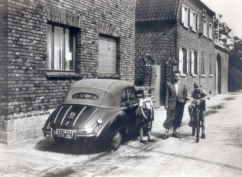 Alt Vorst Anfang der 1950er Jahre, bevor die Straße geteert wurde: v.l: Herbert Ahlert, Matthias Pröpper und Friedel Ahlert vor Alt Vorst 11. Kinder konnten auf den Straßen spielen, da kaum Autos fuhren. Murmelspielen "Vränkele" war sehr beliebt.
