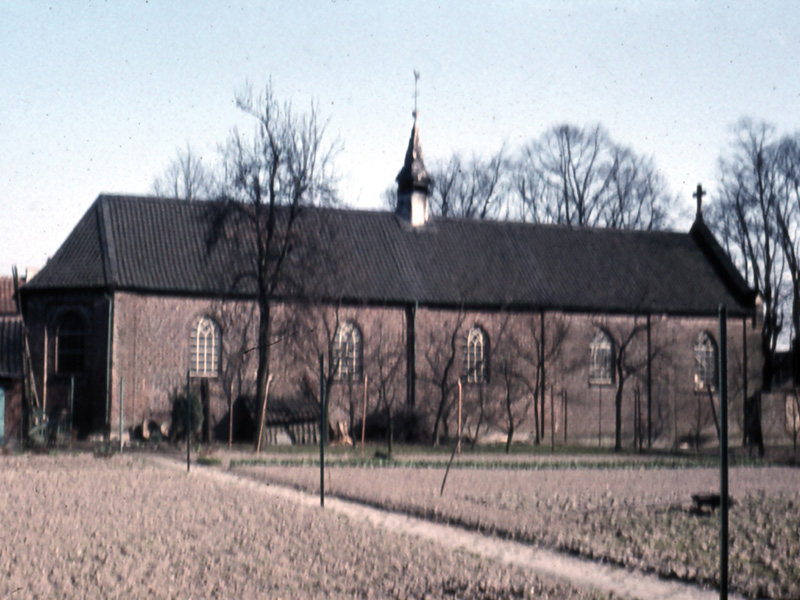 An der Kapelle, Vorst; Die Rückansicht der Vorster Kapelle im Jahr 1957 in ihrer größten baulichen Größe.