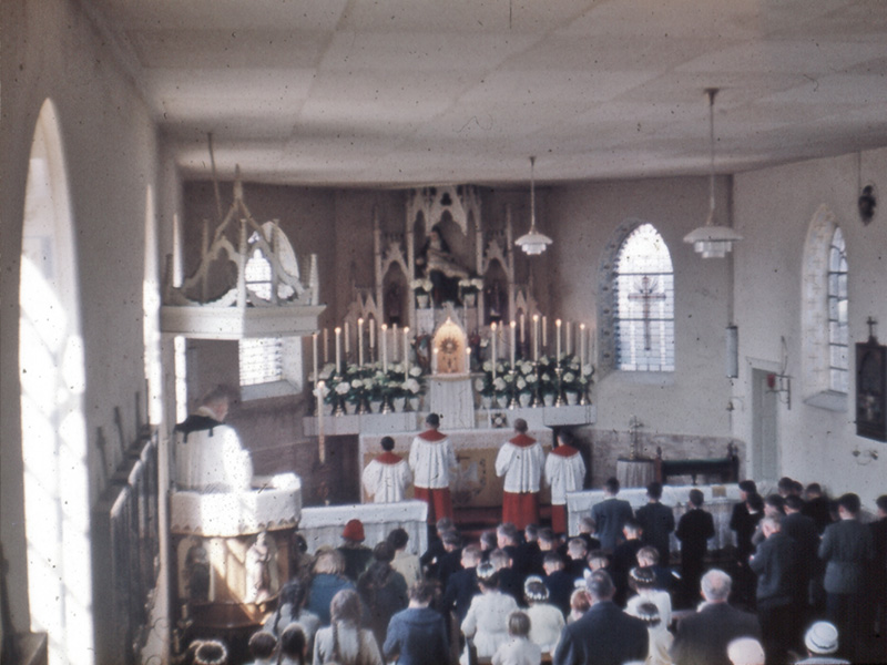 An der Kapelle, Vorst; Die Feier der Ersten Heiligen Kommunion am Weißen Sonntag im Jahr 1957 in der Kapelle in Vorst, mit Pfarrer Mennekes